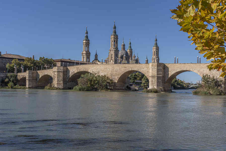 Zaragoza 001 - Puente de Piedra y basílica de Nuestra Señora del Pilar.jpg